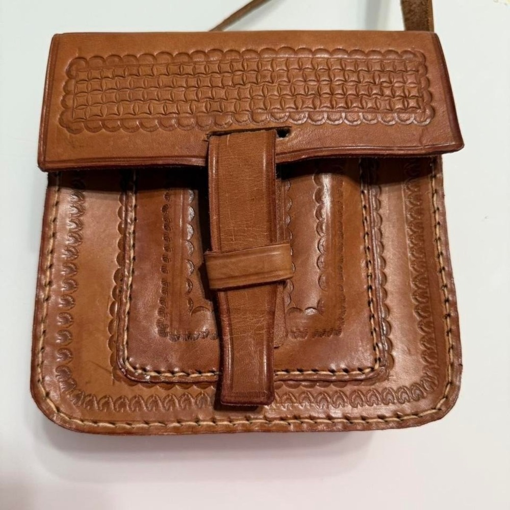 🤎 Vintage Hand-Tooled‎ Leather Crossbody Bag — El Salvador